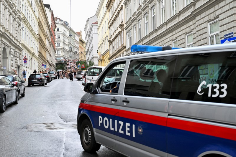 © Reuters. FILE PHOTO: A police vehicle patrols as fans of the singer Taylor Swift gather following the cancellation of three Taylor Swift concerts at Happel stadium after the government confirmed a planned attack at the venue, in Vienna, Austria August 8, 2024. REUTERS/Elisabeth Mandl/File Photo