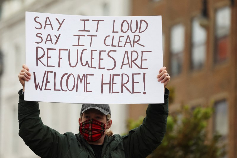 © Reuters. A person takes part in a rally supporting migrants and refugees and opposing recent anti-immigration protests, in Brighton, Britain, August 8, 2024. REUTERS/Toby Melville