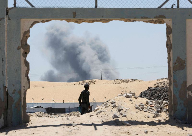 © Reuters. Smoke rises following Israeli strikes, in Khan Younis in the southern Gaza Strip August 8, 2024. REUTERS/Hatem Khaled     