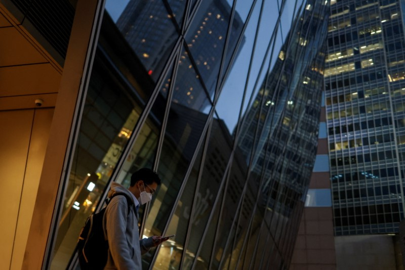 &copy; Reuters. A man walks in the Central Financial District, in Hong Kong, China March 15, 2024. REUTERS/Tyrone Siu/File Photo