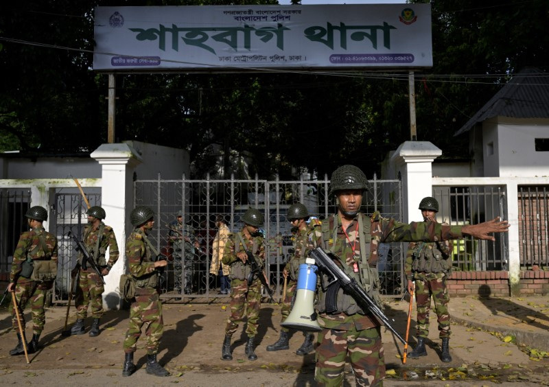 © Reuters. Security personnel stand guard next to a police station in Dhaka, Bangladesh, August 9, 2024. REUTERS/Fatima Tuj Johora