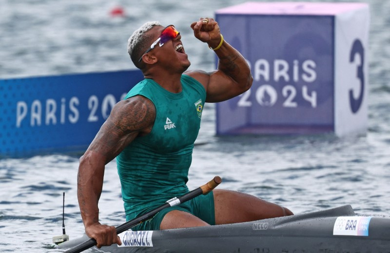 &copy; Reuters. Isaquias Queiroz comemora após conquistar medalha de prata na Olimpíada Paris 2024 n09/08/2024 REUTERS/Yara Nardi