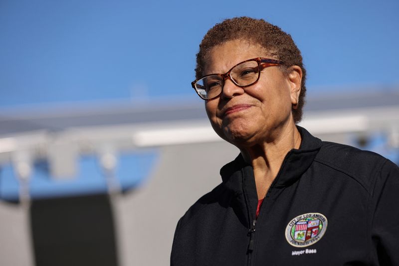 © Reuters. FILE PHOTO: Los Angeles Mayor Karen Bass looks on during a visit the Hilda L. Solis Care First Village to see the interim housing built from shipping containers in Los Angeles, California, U.S.,  February 7, 2023.  REUTERS/Mike Blake/File Photo