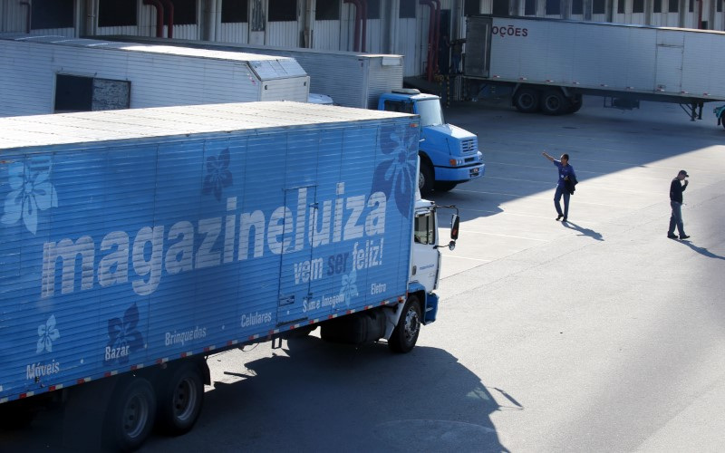 &copy; Reuters. Caminhões do Magazine Luiza são vistos estacionados em seu centro logístico em Louveira, Brasiln24/04/2018nREUTERS/Paulo Whitaker  