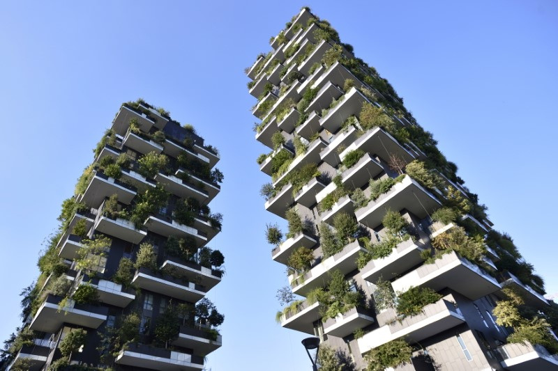 © Reuters. The Bosco Verticale (vertical forest) towers are seen in Milan, August 29, 2015.  REUTERS/Flavio Lo Scalzo/File Photo