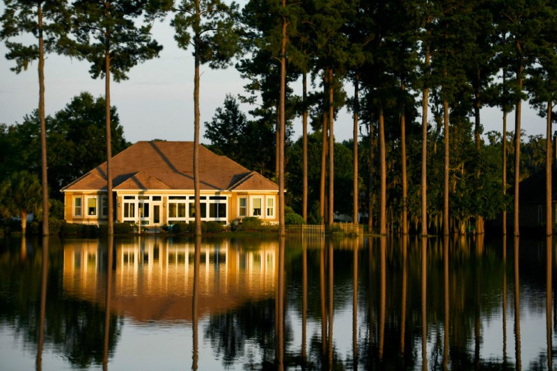 © Reuters. Floodwaters from the tropical storm Debby fill a neighborhood in Hampton Hall, a gated community in Bluffton, South Carolina, U.S., August 9, 2024.  McKenzie Lange/The Greenville News/USA TODAY NETWORK via REUTERS  