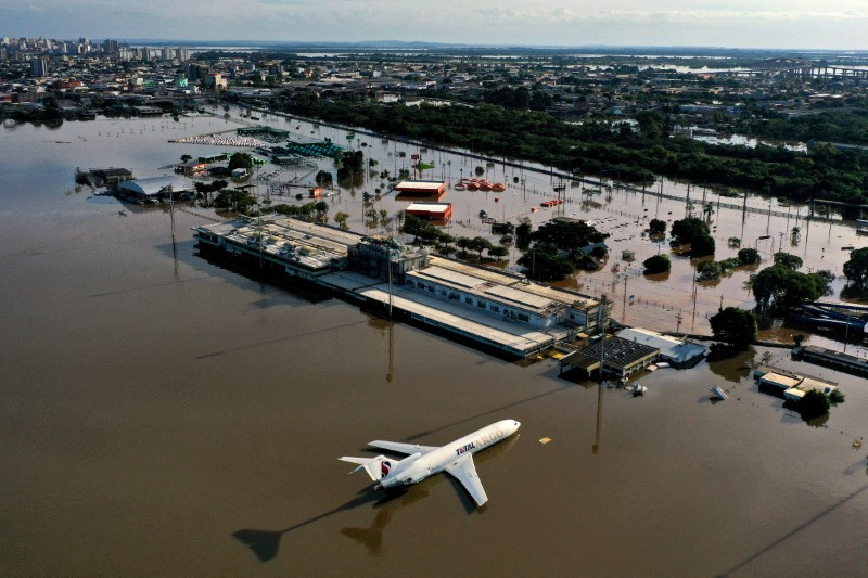 &copy; Reuters. FILE PHOTO: A drone shot shows a cargo plane at the flooded Salgado Filho International Airport in Porto Alegre in Rio Grande do Sul, Brazil, May 7, 2024. REUTERS/Wesley Santos/File Photo