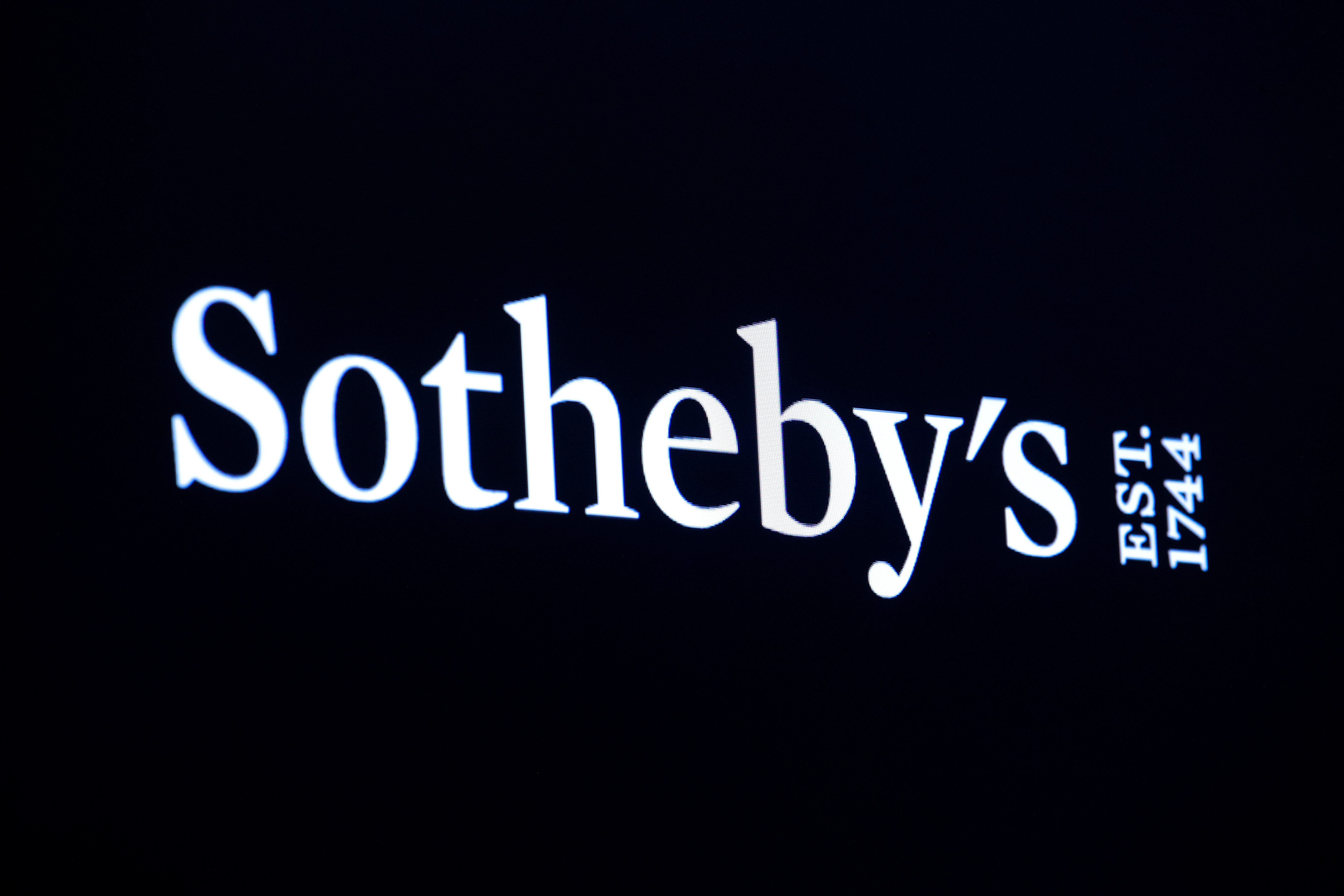 © Reuters. A screen shows the logo for Sotheby's on the floor at the New York Stock Exchange (NYSE) in New York, U.S., June 17, 2019. REUTERS/Brendan McDermid/File Photo