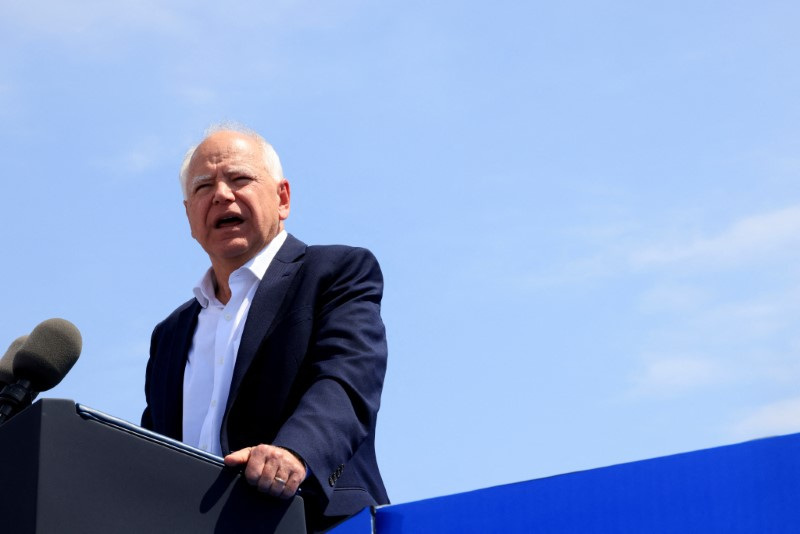 &copy; Reuters. FILE PHOTO: Democratic vice presidential running mate Minnesota Governor Tim Walz speaks during a campaign event in Eau Claire, Wisconsin, U.S., August 7, 2024.  REUTERS/Kevin Mohatt/File Photo