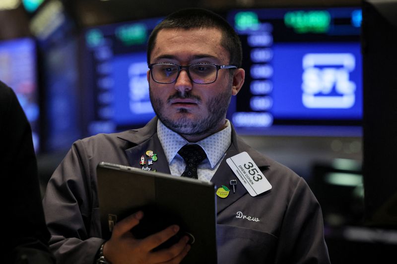 © Reuters. FILE PHOTO: Traders work on the floor at the New York Stock Exchange (NYSE) in New York City, U.S., June 24, 2024.  REUTERS/Brendan McDermid/File Photo