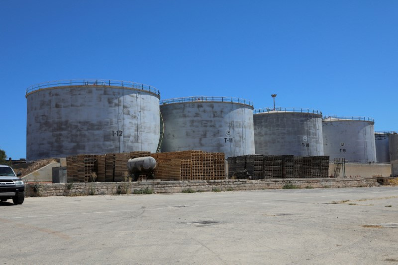 &copy; Reuters. FILE PHOTO: Crude oil storage tanks are seen at Azzawiya oil refinery, in Zawiyah, west of Tripoli, Libya July 23, 2020. REUTERS/Ismail Zitouny/File Photo