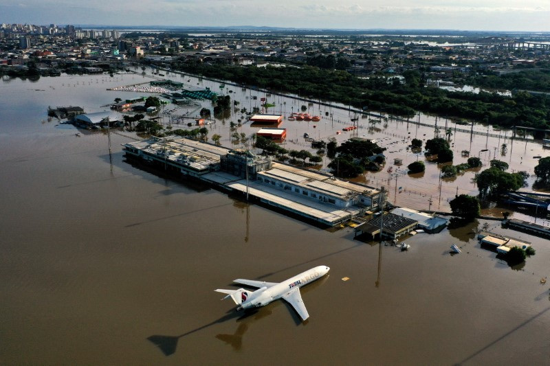 © Reuters. Aeroporto Salgado Filho, em Porto Alegre, tomado por inundação provacada por chuvas
07/05/2024
REUTERS/Wesley Santos