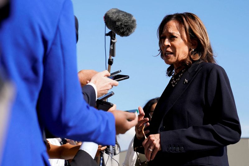 © Reuters. U.S. Vice President and Democratic presidential candidate Kamala Harris speaks with members of the media before boarding Air Force Two at Detroit Metropolitan Wayne County Airport in Romulus, Michigan, U.S., August 8, 2024. REUTERS/Elizabeth Frantz  