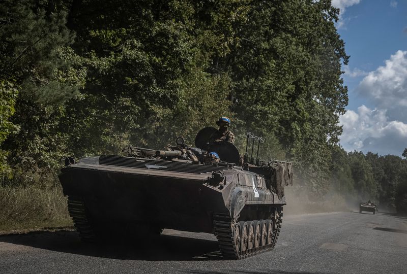 © Reuters. Ukrainian service members ride a BMP-1 infantry fighting vehicle, amid Russia's attack on Ukraine, near the Russian border in Sumy region, Ukraine August 9, 2024. REUTERS/Viacheslav Ratynskyi