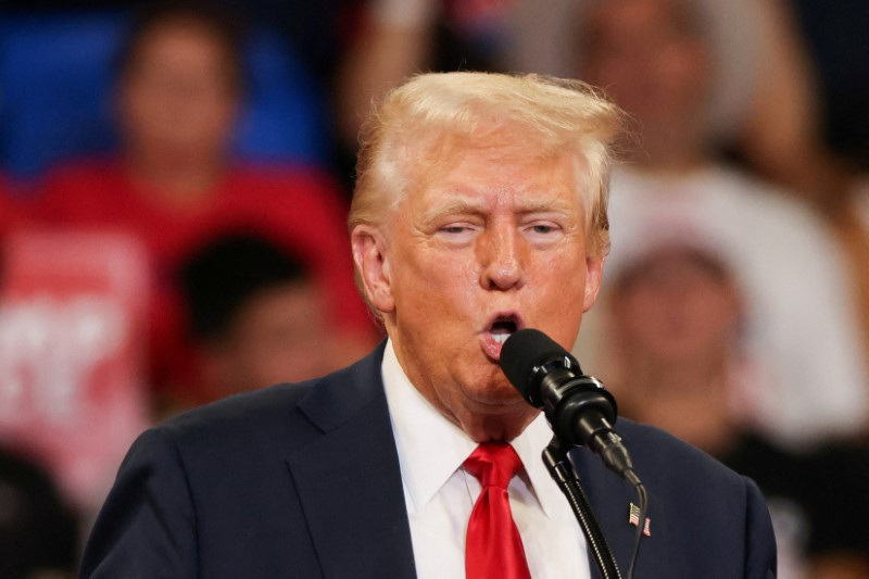 &copy; Reuters. FILE PHOTO: Republican presidential nominee and former U.S. President Donald Trump speaks during a campaign rally held with Republican vice presidential nominee Senator JD Vance, in Atlanta, Georgia, U.S., August 3, 2024.  REUTERS/Umit Bektas/File Photo