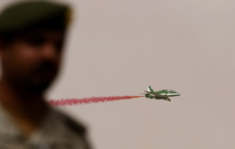 © Reuters. A member of Saudi security forces attends Abdullah's Sword military drill as a jet flies by in Hafar Al-Batin, near the border with Kuwait REUTERS/Faisal Al Nasser/File Photo