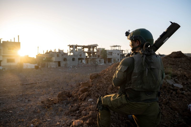 &copy; Reuters. FILE PHOTO: An Israeli soldier takes position during the ongoing ground operation of the Israeli army against Palestinian Islamist group Hamas, at a location given as Gaza, in this picture released on November 17, 2023. Israeli Defence Forces/Handout via 