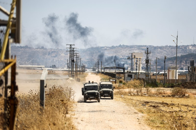 © Reuters. FILE PHOTO: Israeli military jeeps drive on a road in the Israeli-occupied West Bank July 3, 2023 REUTERS/Ronen Zvulun/File Photo