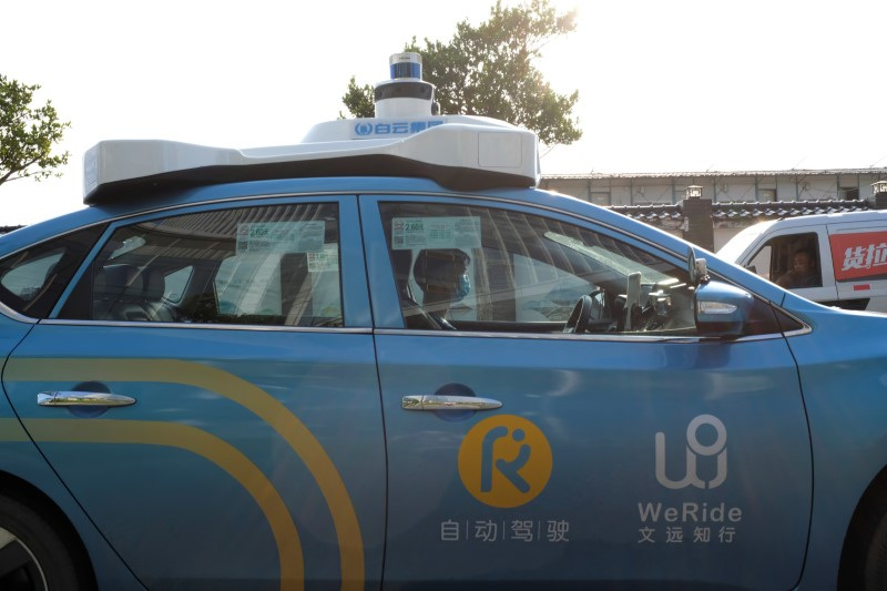 © Reuters. FILE PHOTO: A WeRide autonomous taxi is seen in Guangzhou, Guangdong province, China May 15, 2020. REUTERS/Yilei Sun/File Photo