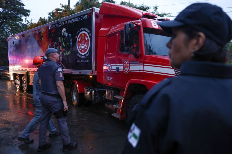 © Reuters. Authorities arrive at the site where a turboprop plane crashed killing all passengers and crew on board, in Vinhedo, Brazil August 9, 2024. REUTERS/Carla Carniel