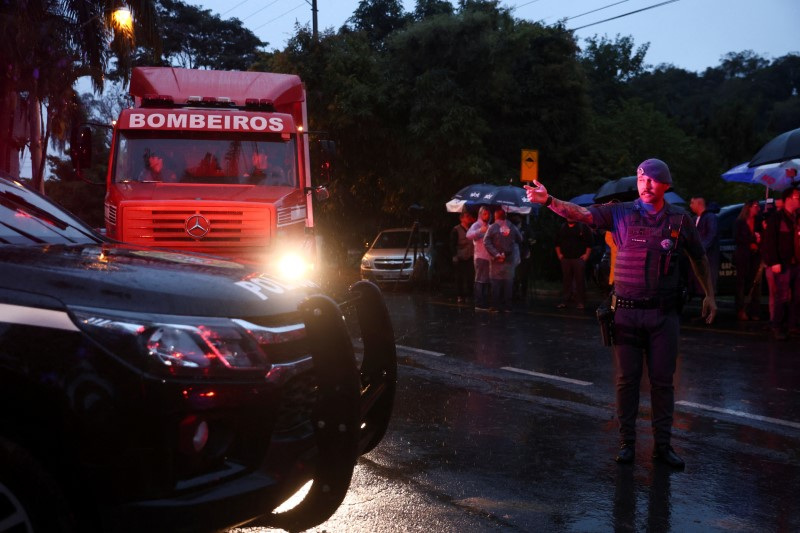 © Reuters. Autoridades chegam ao local onde avião turboélice caiu e matou todos os passageiros e tripulantes a bordo, em Vinhedo (SP)
09/08/2024
REUTERS/Carla Carniel