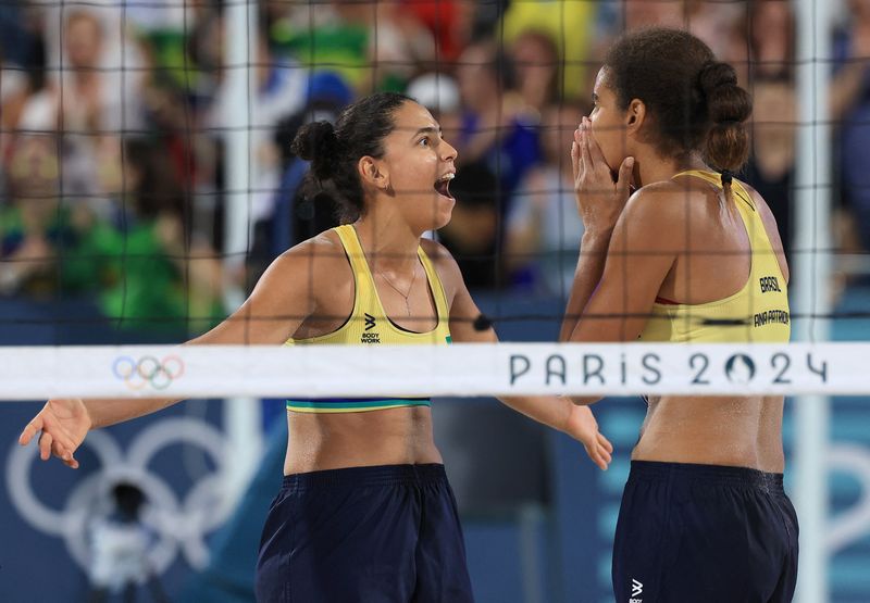&copy; Reuters. Dupla brasileira Duda e Ana Patrícia comemora conquista da medalha de ouro no vôlei de praian09/08/2024nREUTERS/Esa Alexander