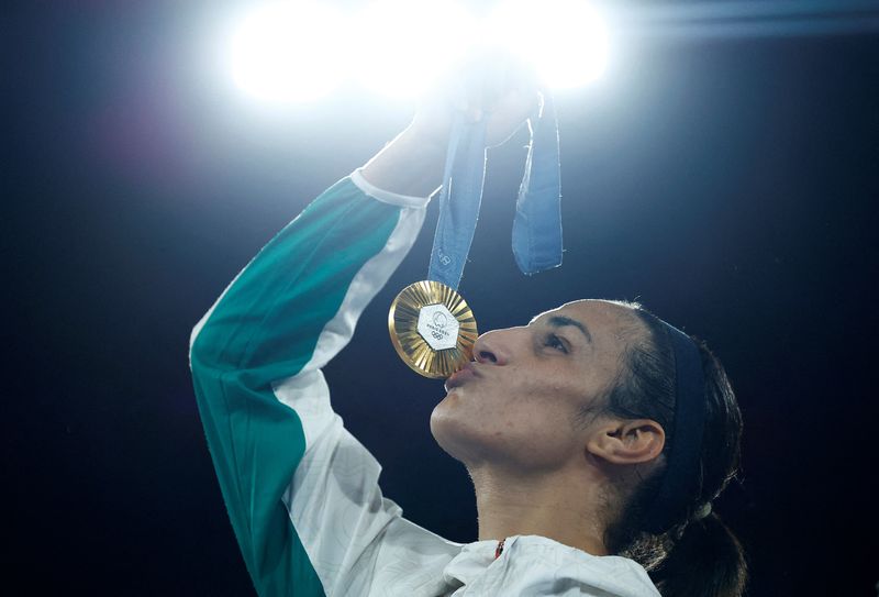 &copy; Reuters. Boxeadora Imane Khelif, da Argélia, com medalha de ouro conquistada em Parisn09/08/2024nREUTERS/Peter Cziborra