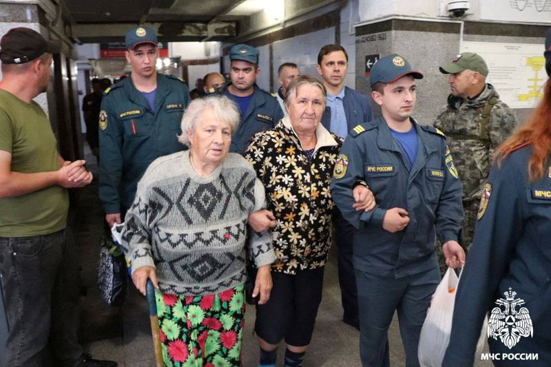 &copy; Reuters. Especialistas do Ministério de Emergências da Rússia auxiliam moradores da região de Kursk, retirados da região após incursão de tropas ucranianas, ao chegarem a uma estação ferroviária em Oryol, na Rússian09/08/2024nMinistério de Emergências