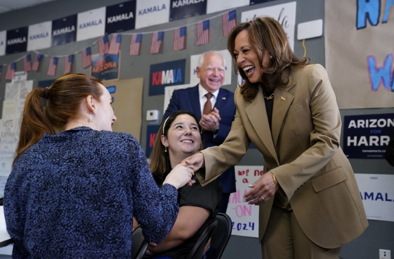 © Reuters. U.S. Vice President and Democratic presidential candidate Kamala Harris and Democratic vice presidential candidate, Minnesota Governor Tim Walz react during a visit at a campaign office, in Phoenix, Arizona, U.S., August 9, 2024. REUTERS/Elizabeth Frantz