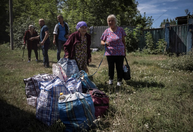 © Reuters. Local residents from a village near the Russian border wait for buses for an evacuation to Sumy due to Russian shelling, amid Russia's attack on Ukraine, in Sumy region, Ukraine August 9, 2024. REUTERS/Viacheslav Ratynskyi