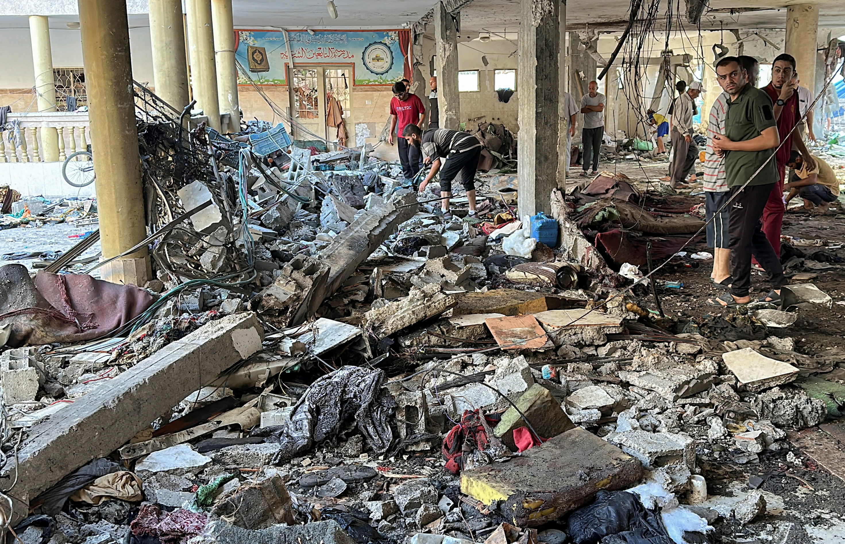 © Reuters. Palestinians inspect the site of an Israeli strike on a school sheltering displaced people, amid the Israel-Hamas conflict, in Gaza City, August 10, 2024. REUTERS/Abed Sabah