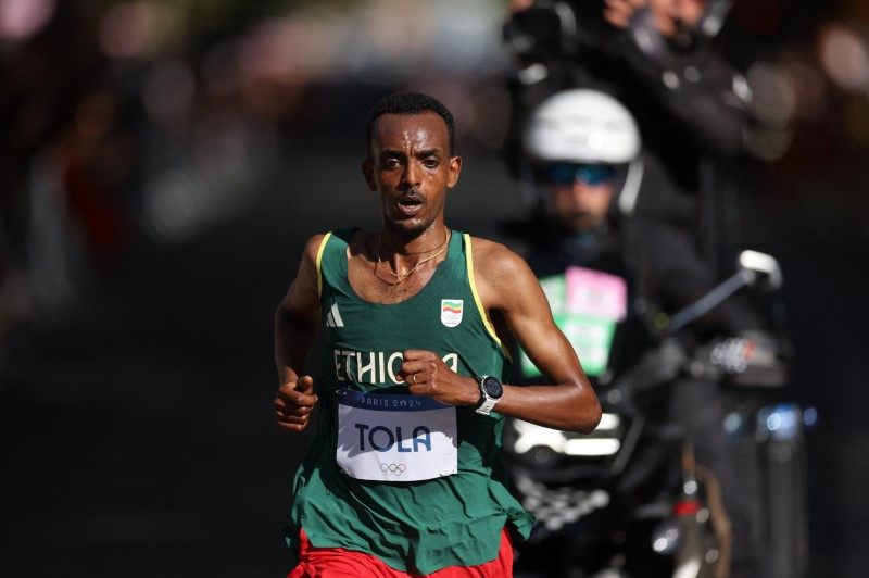 &copy; Reuters. Paris 2024 Olympics - Athletics - Men's Marathon - Paris, France - August 10, 2024. Tamirat Tola of Ethiopia in action as he leads the race. REUTERS/Lisa Leutner