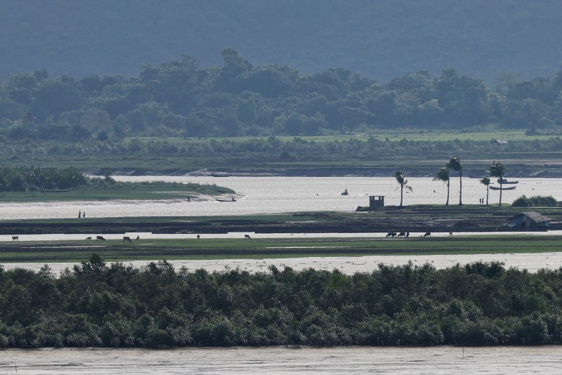 &copy; Reuters. FILE PHOTO: People of Maungdaw township of Myanmar are seen from the Teknaf area of Bangladesh, at the Myanmar-Bangladesh border, during the ongoing conflict in the Rakhine state of Myanmar, in Cox's Bazar, Bangladesh, June 27, 2024. REUTERS/Mohammad Poni