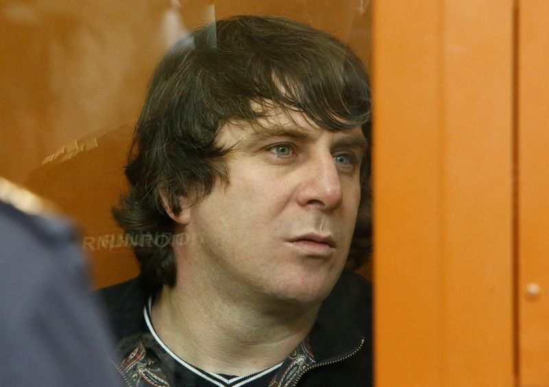 © Reuters. FILE PHOTO: Tamerlan Eskerkhanov, who is suspected of involvement in the killing of opposition figure Boris Nemtsov, sits inside a glass-walled cage during their trial at the Moscow military district court, in Moscow, Russia June 27, 2017. REUTERS/Sergei Karpukhin/File Photo