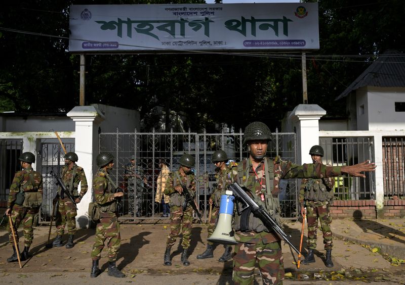 &copy; Reuters. Security personnel stand guard next to a police station in Dhaka, Bangladesh, August 9, 2024. REUTERS/Fatima Tuj Johora/File Photo