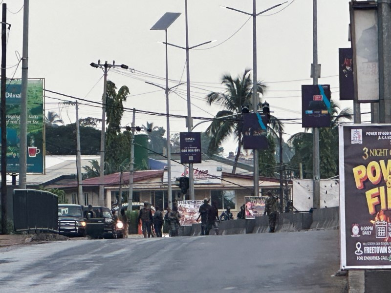 © Reuters. Hooded armed men in military fatigues stand on a street after unidentified gunmen attacked military barracks and attempted to break into an armoury at Congo Cross roundabout in Freetown, Sierra Leone November 26, 2023. REUTERS/Umaru Fofana/File Photo