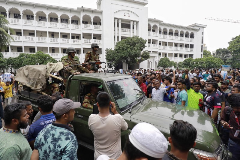 © Reuters. Protesters gather at the High Court premises demanding the resignation of Obaidul Hassan, chief justice of Bangladesh in Dhaka, August 10, 2024. REUTERS/Stringer