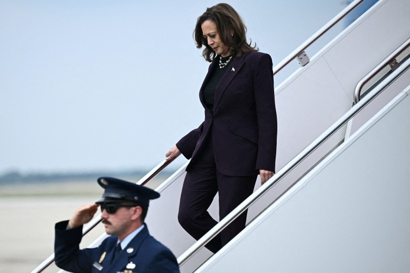 © Reuters. Democratic presidential candidate U.S. Vice President Kamala Harris steps off of Air Force Two upon arrival at Joint Base Andrews in Maryland, U.S., July 25, 2024. Brendan Smialowski/Pool via REUTERS/File Photo