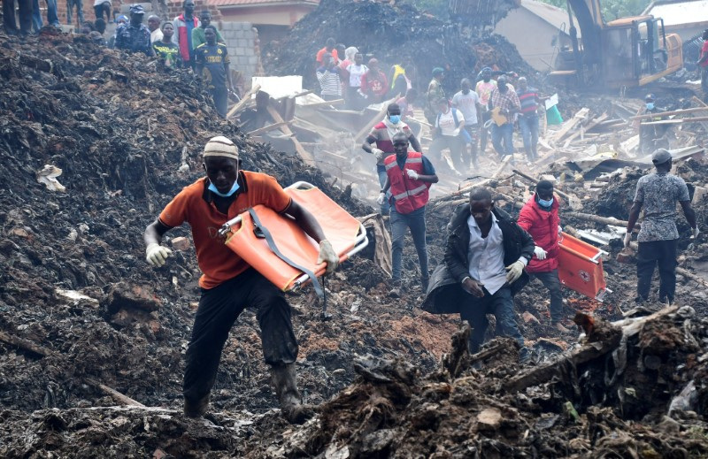 © Reuters. Volunteers arrive to search for the bodies of residents killed by a landslide due to heavy rainfall in a landfill known as Kiteezi that serves as garbage dumping site, in the Lusanja village, outside Kampala, Uganda August 10, 2024. REUTERS/Abubaker Lubowa