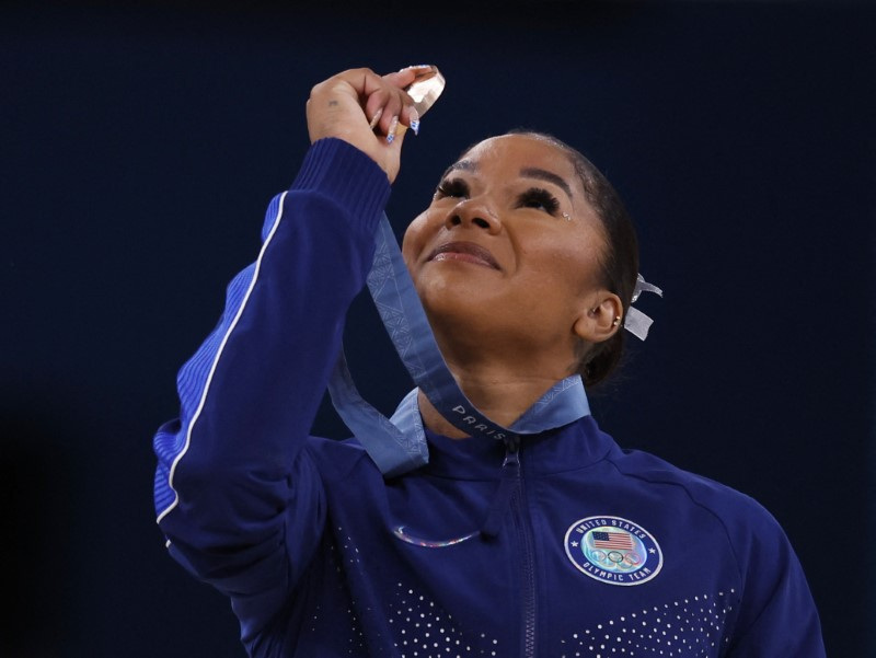 © Reuters. FILE PHOTO: Paris 2024 Olympics - Artistic Gymnastics - Women's Floor Exercise Victory Ceremony - Bercy Arena, Paris, France - August 05, 2024. Bronze medallist Jordan Chiles of United States looks at her medal. REUTERS/Amanda Perobelli/File Photo