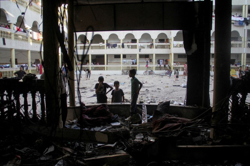 © Reuters. Palestinians look at the damage at the site of an Israeli strike on a school sheltering displaced people, amid the Israel-Hamas conflict, in Gaza City August 10, 2024. REUTERS/Mahmoud Issa 