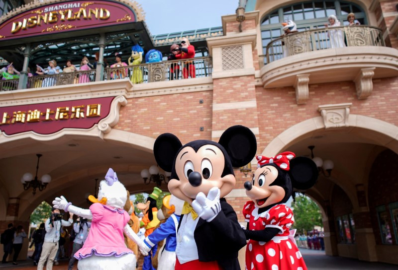 &copy; Reuters. FILE PHOTO: Disney characters Mickey Mouse and Minnie Mouse, among others, greet visitors at Shanghai Disney Resort at the Shanghai Disneyland theme park in Shanghai, China May 11, 2020. REUTERS/Aly Song/File Photo