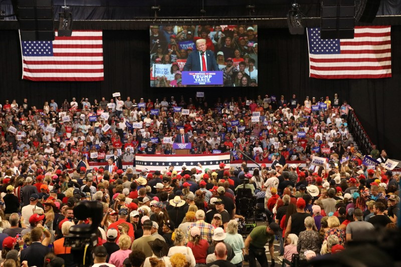 &copy; Reuters. FILE PHOTO: Republican presidential nominee and former U.S. President Donald Trump attends a campaign rally in Bozeman, Montana, U.S., August 9, 2024. REUTERS/Jim Urquhart/File Photo