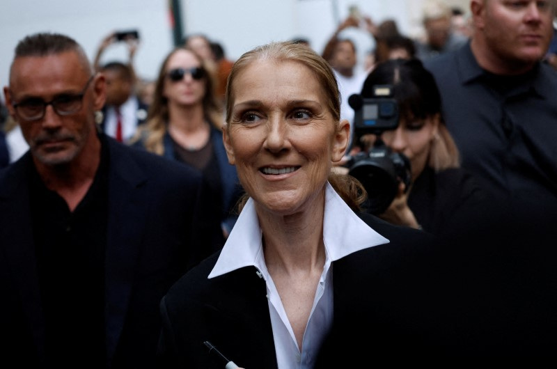 © Reuters. FILE PHOTO: Paris 2024 Olympics - Preview - Paris, France - July 23, 2024 Singer Celine Dion, outside her hotel ahead of the Paris 2024 Olympics. REUTERS/Gonzalo Fuentes/File Photo