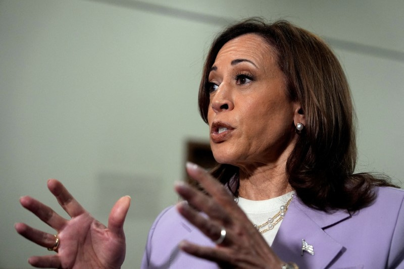 © Reuters. Candidatul democrat la președinție, vicepreședintele Kamala Harris, susține o declarație la hotelul Sheraton, din Phoenix, SUA, 10 august 2024. Julia Nikhinson/Pool via REUTERS