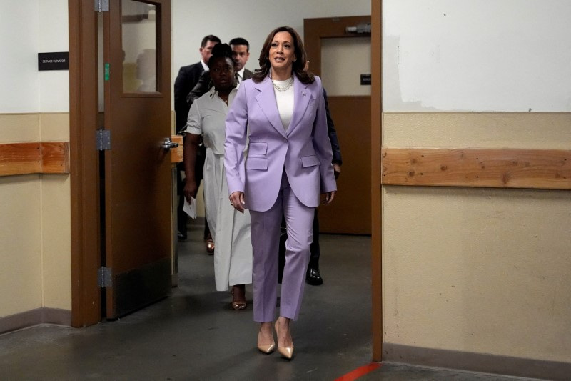 © Reuters. Democratic presidential candidate Vice President Kamala Harris arrives to give remarks at the Sheraton hotel, in Phoenix, U.S., August 10, 2024. Julia Nikhinson/Pool via REUTERS