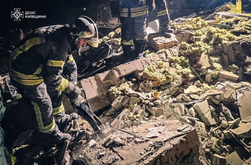 © Reuters. Rescuers work at a site where residential buildings were damaged during a Russian military strike, amid Russia's attack on Ukraine, in a location given as Brovary, Kyiv region, Ukraine in this handout image released August 11, 2024.   State Emergency Service of Ukraine/Handout via REUTERS    