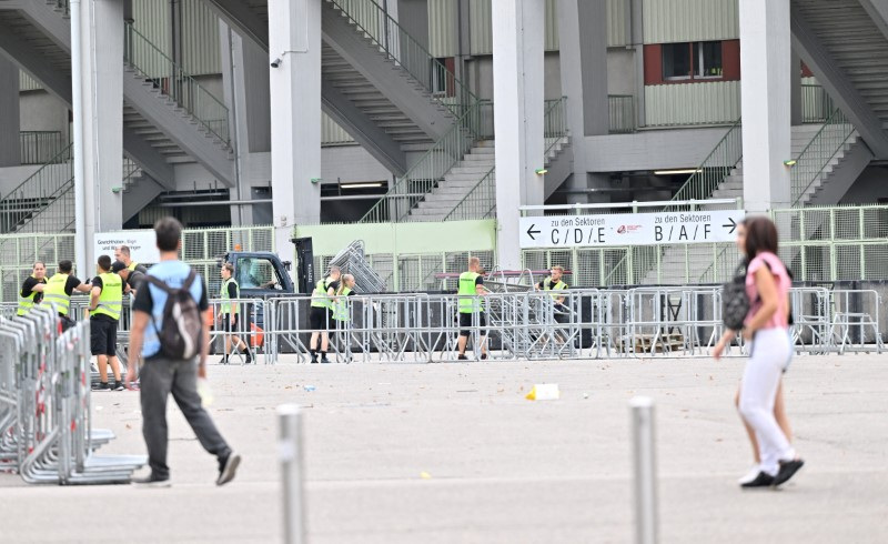 © Reuters. People and security walk outside Happel stadium after Taylor Swift's three concerts this week were canceled after the government confirmed a planned attack at the stadium in Vienna, Austria, August 8, 2024. REUTERS/Elisabeth Mandl/File Photo