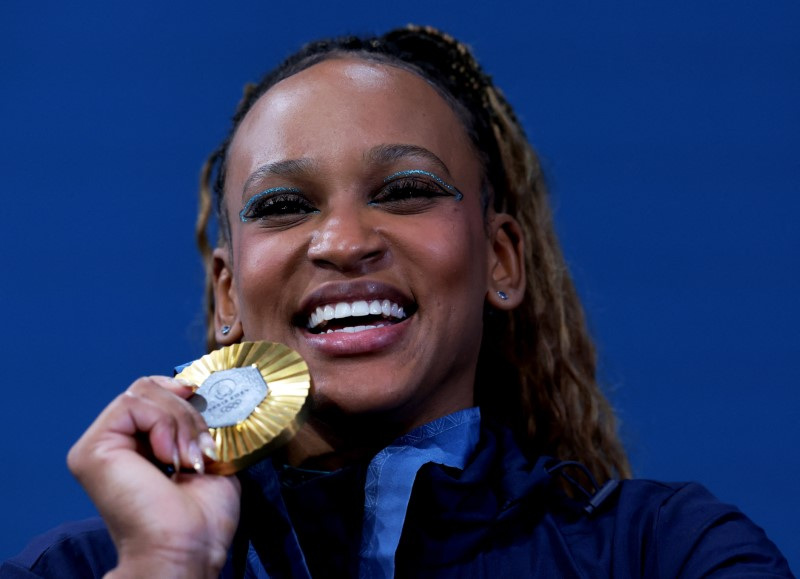 &copy; Reuters. Rebeca Andrade comemora medalha de ouro no solo dos Jogos de Parisn05/08/2024nREUTERS/Amanda Perobelli