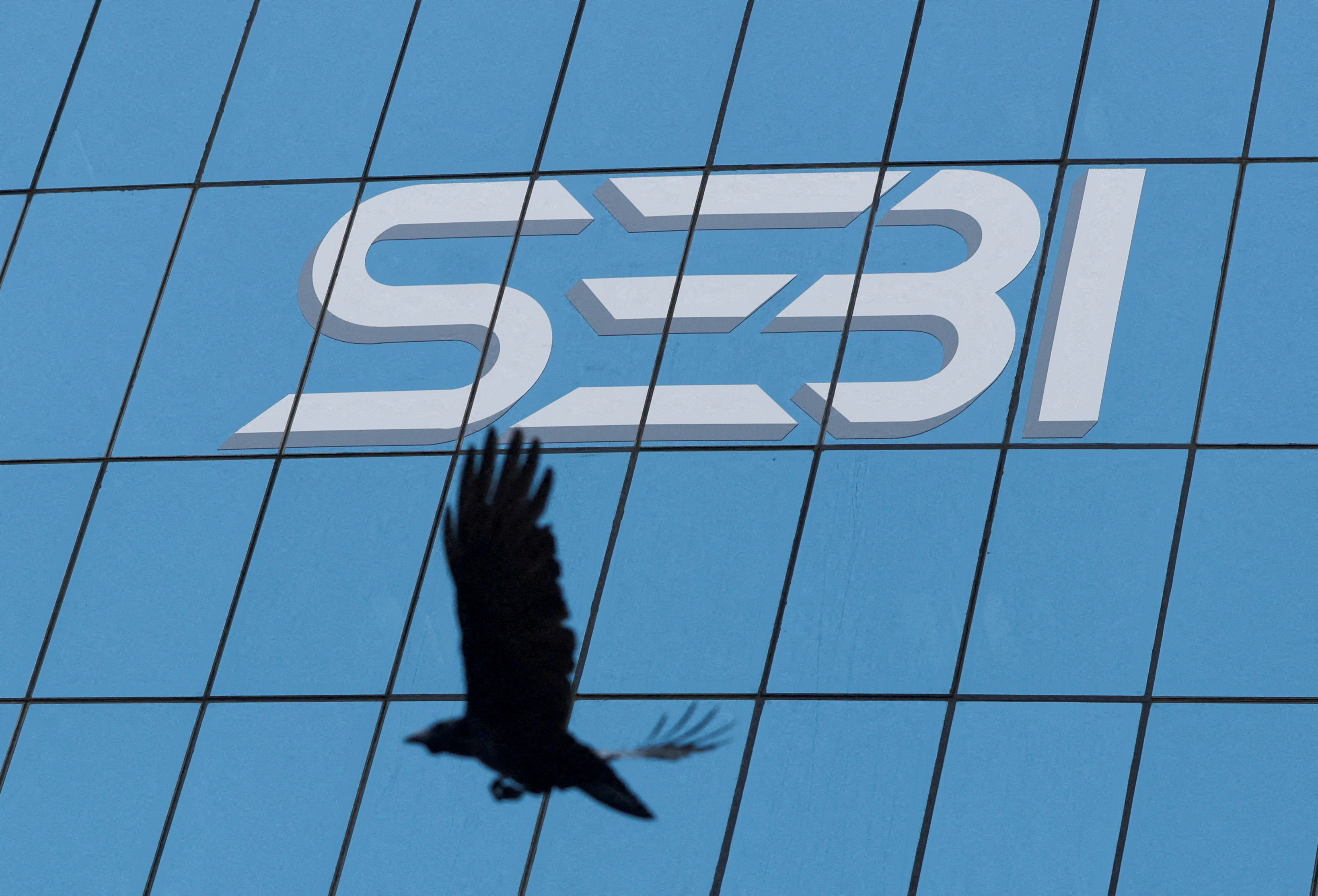 &copy; Reuters. FILE PHOTO: FILE PHOTO: A bird flies past the new logo of the Securities and Exchange Board of India (SEBI) at its headquarters in Mumbai, India, April 19, 2023. REUTERS/Francis Mascarenhas//File Photo/File Photo